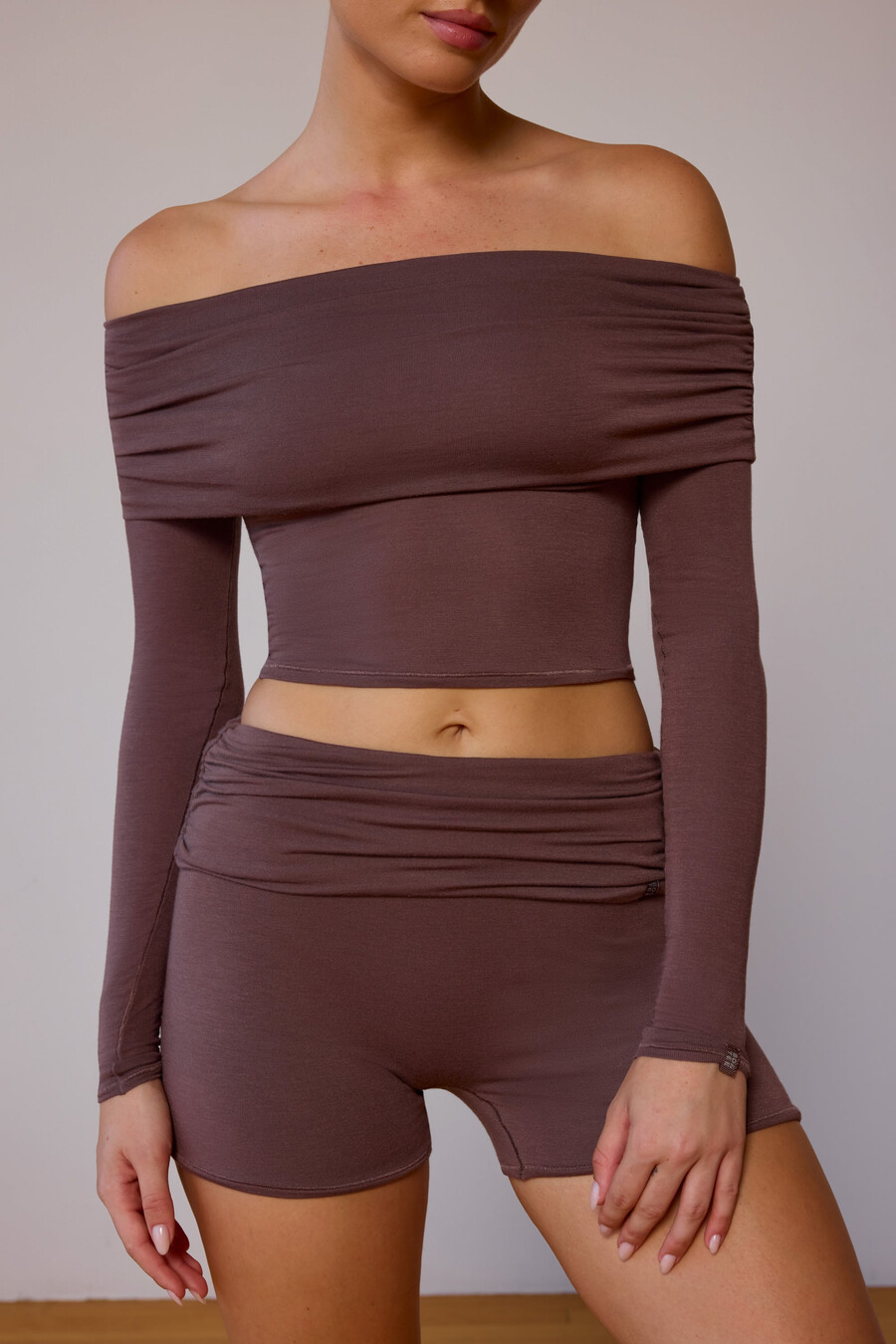 blusa transparente de manga comprida com ombros à mostra em tom marrom acinzentado