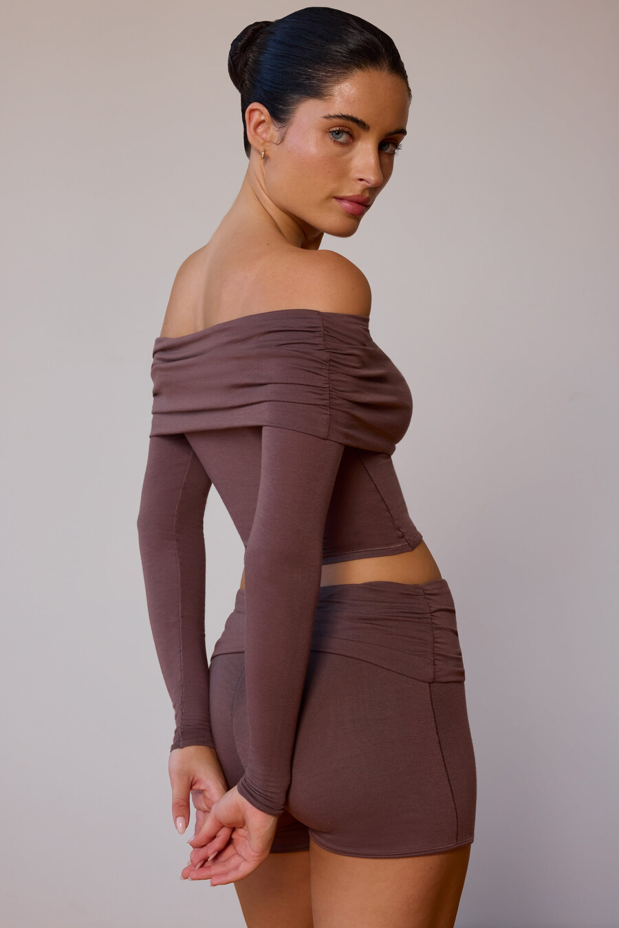 blusa transparente de manga comprida com ombros à mostra em tom marrom acinzentado