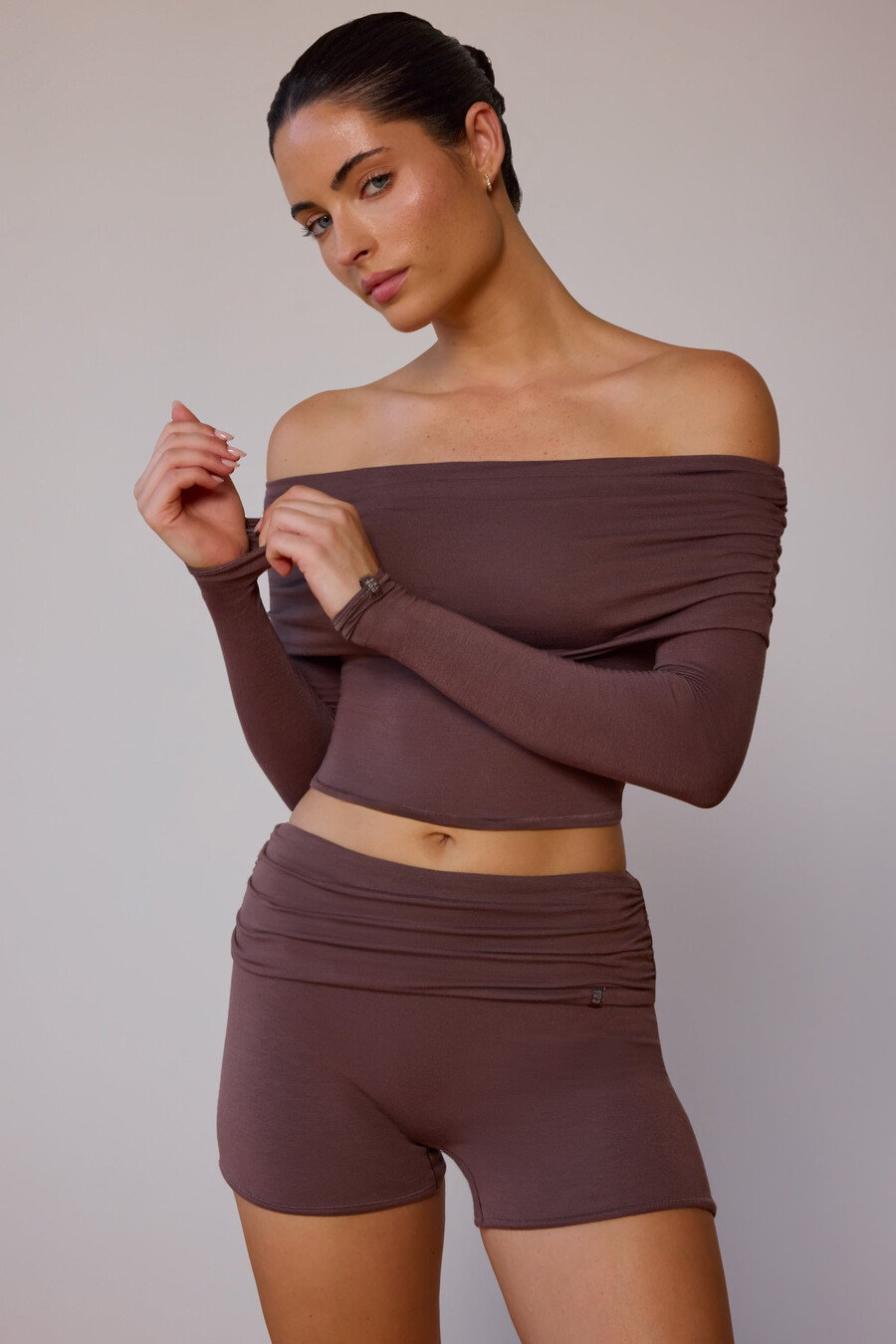 blusa transparente de manga comprida com ombros à mostra em tom marrom acinzentado