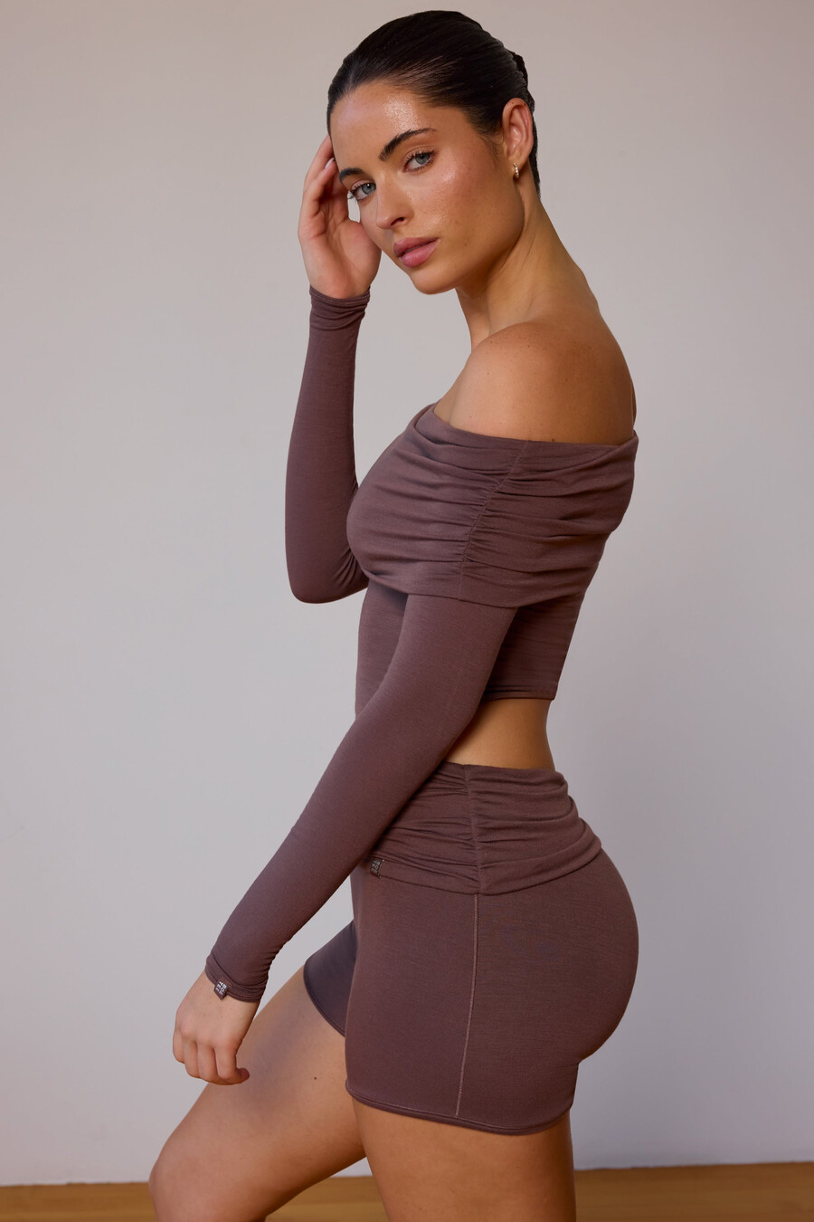 blusa transparente de manga comprida com ombros à mostra em tom marrom acinzentado