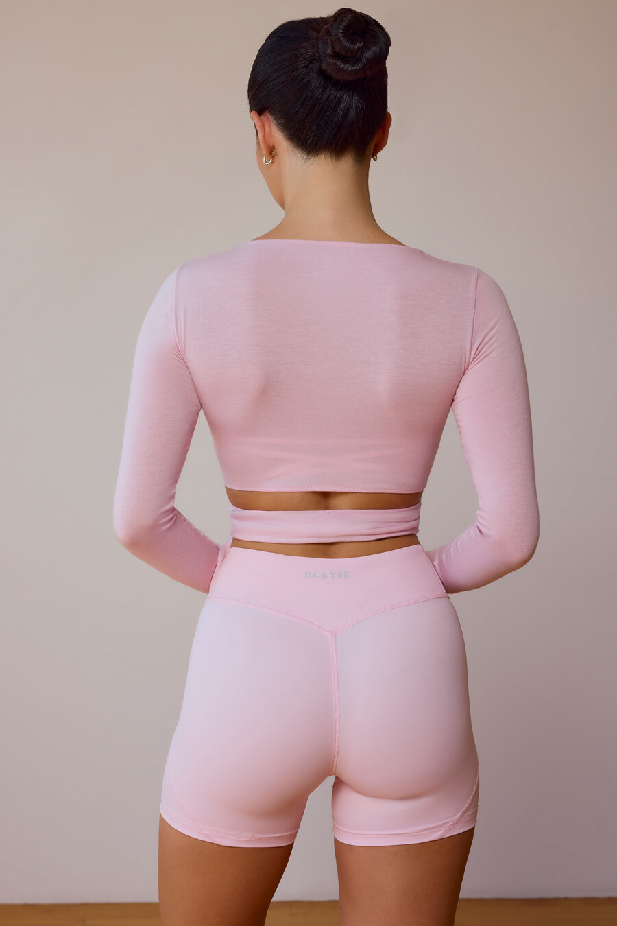top cropped de manga comprida com amarração na cor rosa claro.