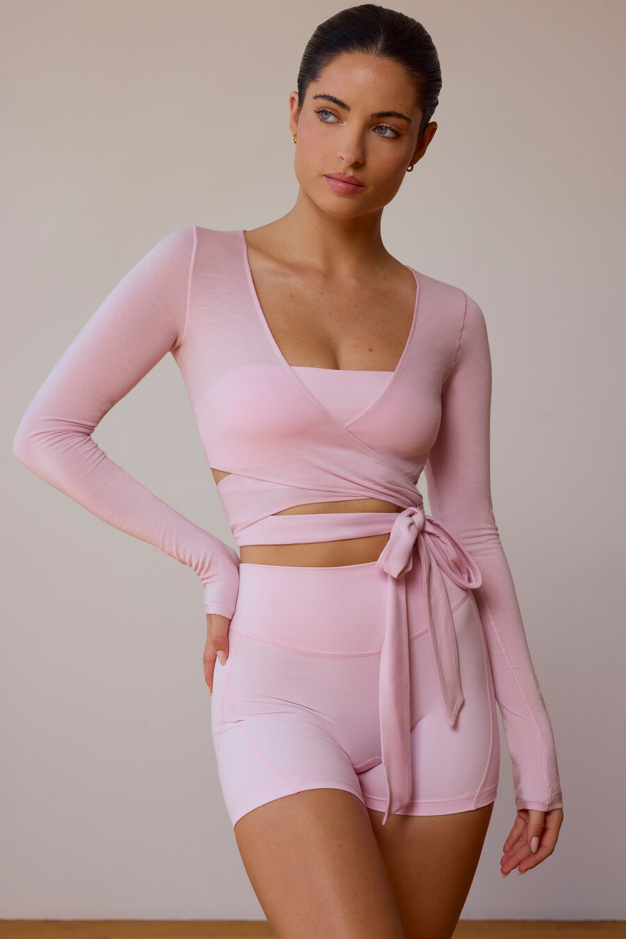 top cropped de manga comprida com amarração na cor rosa claro.