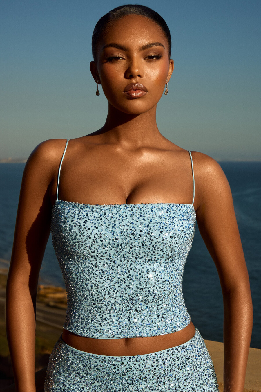 blusa com decote quadrado e detalhes bordados em azul claro