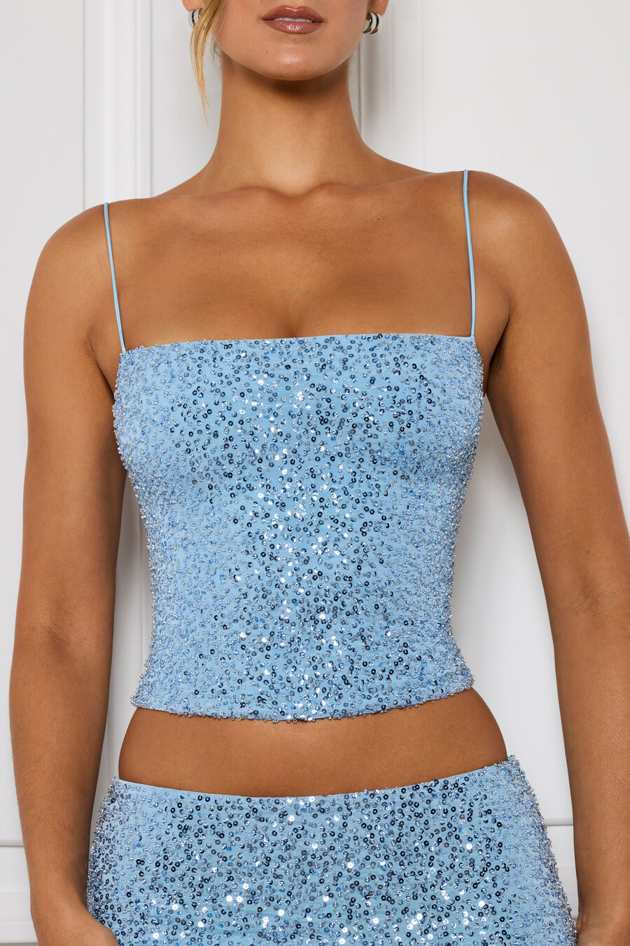 blusa com decote quadrado e detalhes bordados em azul claro