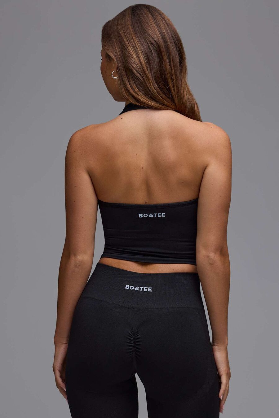 regata com decote halter define luxe na cor preta.