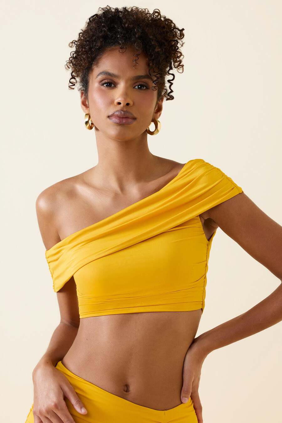 top cropped assimétrico com decote ombro a ombro e franzido em amarelo dourado