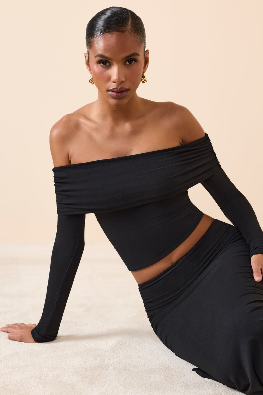 blusa de manga comprida ombro a ombro em modal na cor preta.