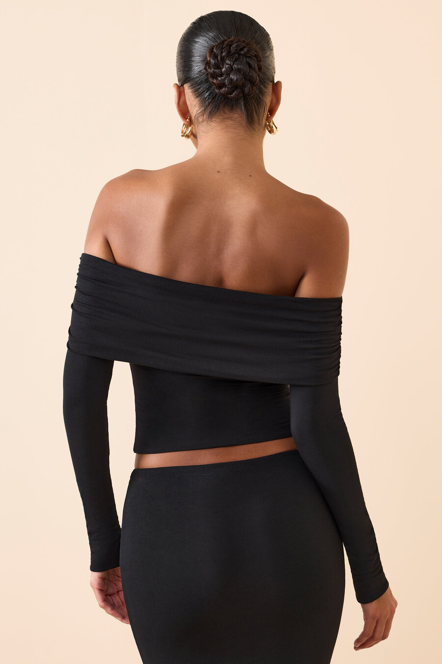 blusa de manga comprida ombro a ombro em modal na cor preta.