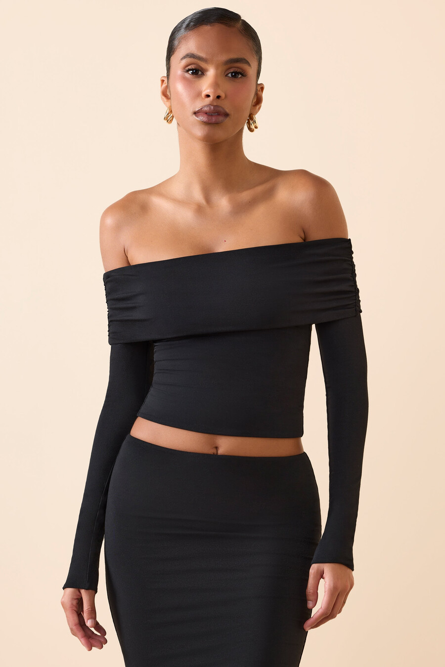 blusa de manga comprida ombro a ombro em modal na cor preta.