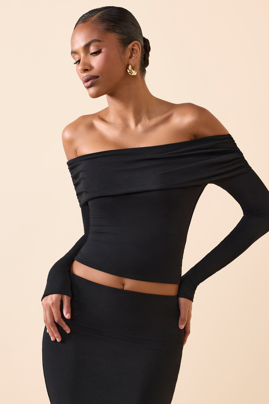 blusa de manga comprida ombro a ombro em modal na cor preta.