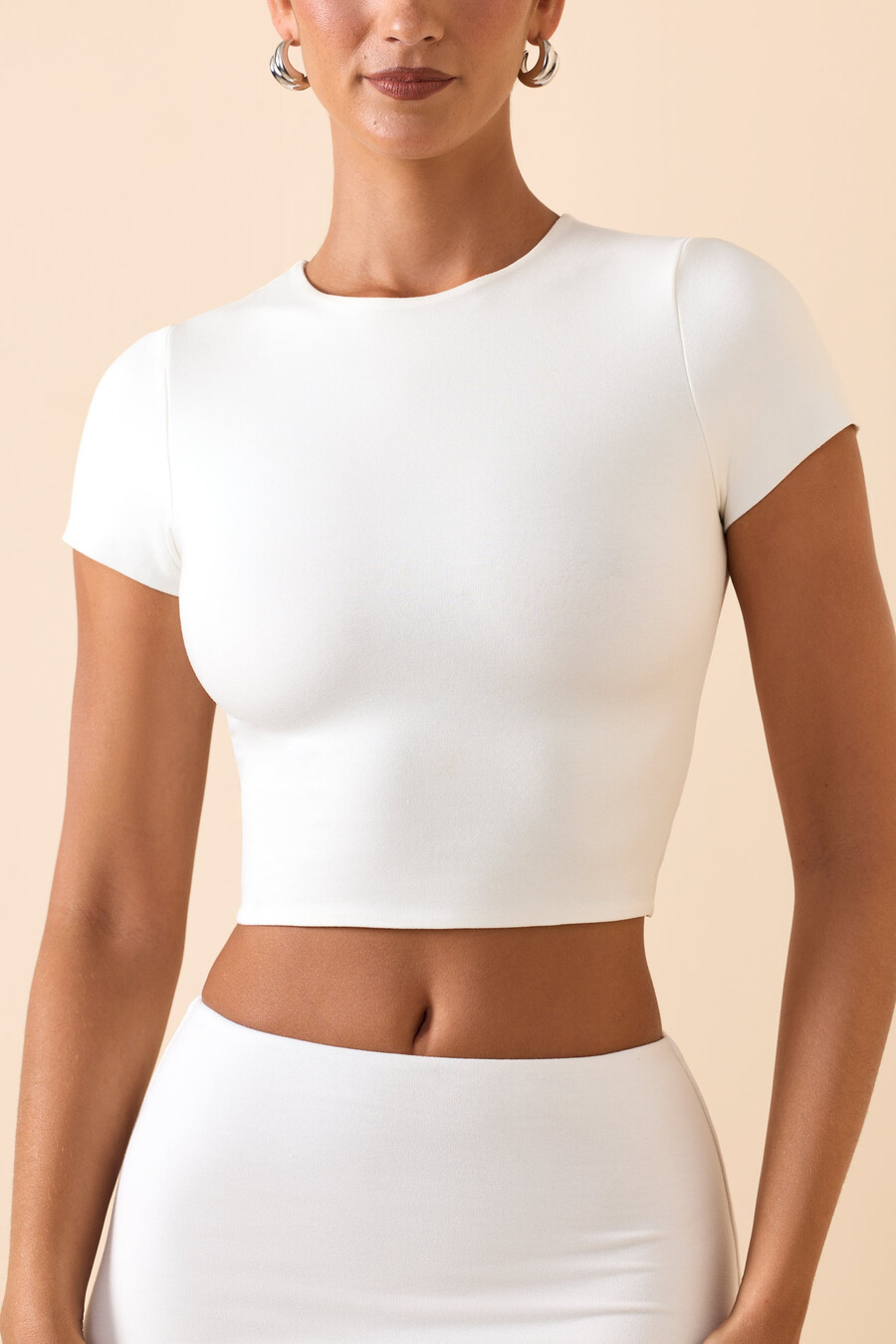 top cropped de manga curta em modal branco