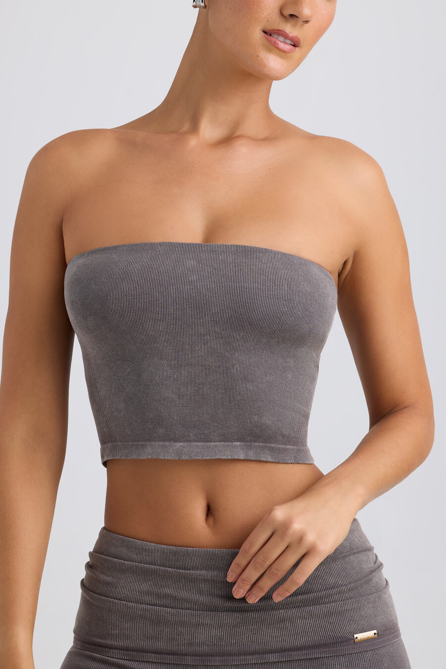 top cropped bandeau na cor carvão lavado