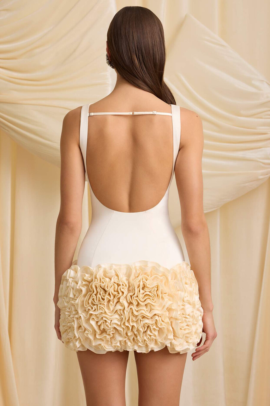 vestido curto com apliques e costas abertas na cor marfim