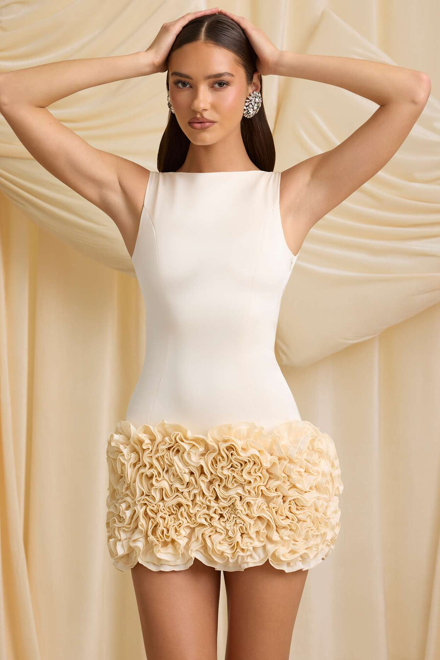 vestido curto com apliques e costas abertas na cor marfim