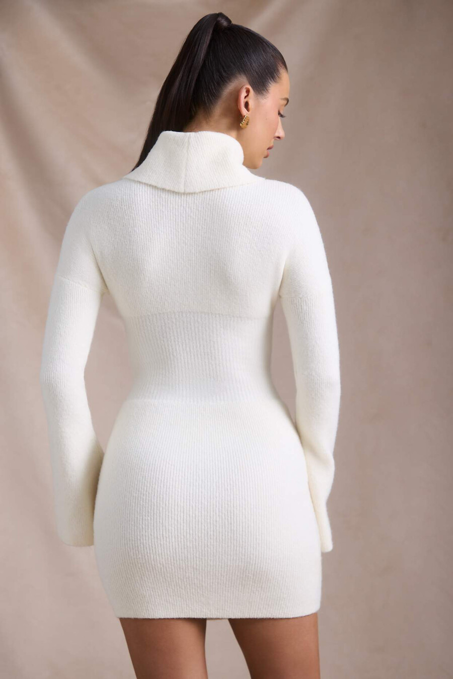 vestido curto de gola alta canelado na cor marfim