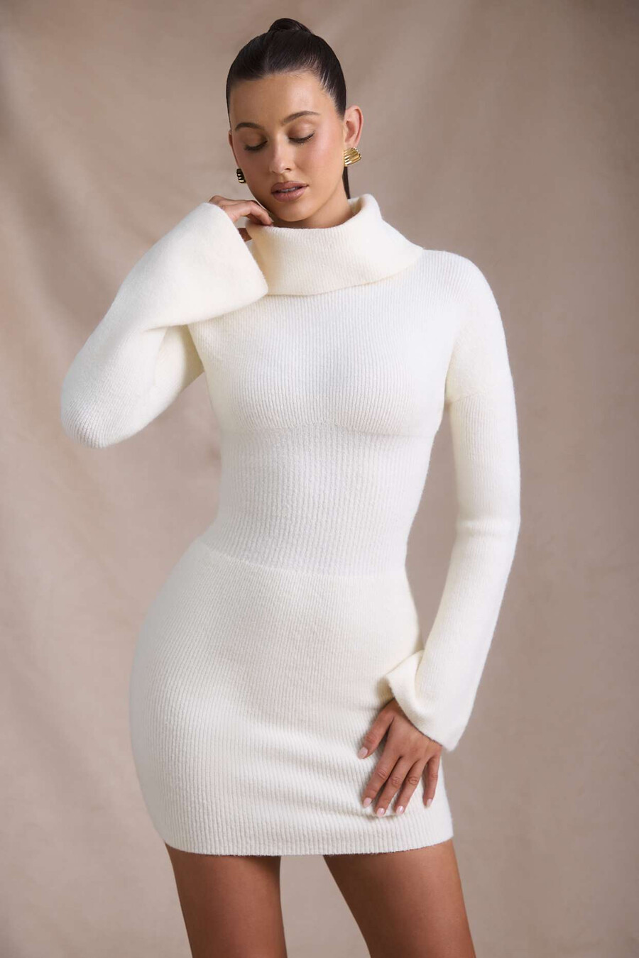 vestido curto de gola alta canelado na cor marfim