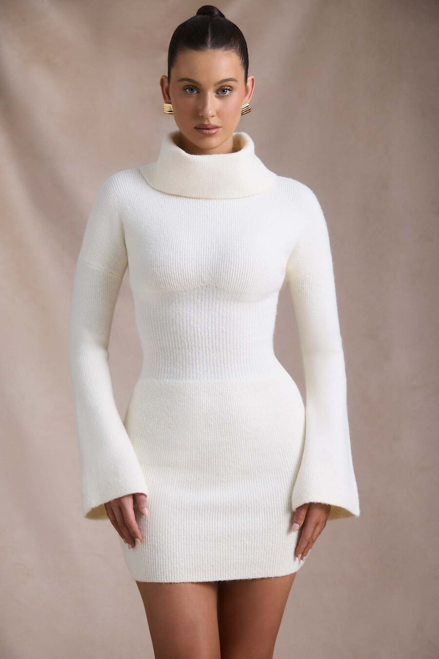 vestido curto de gola alta canelado na cor marfim