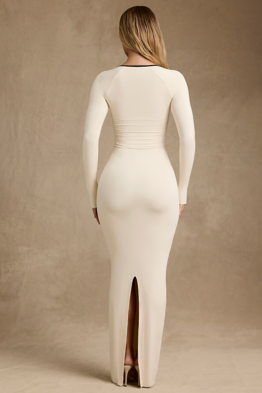 vestido longo modal com acabamento contrastante na cor marfim