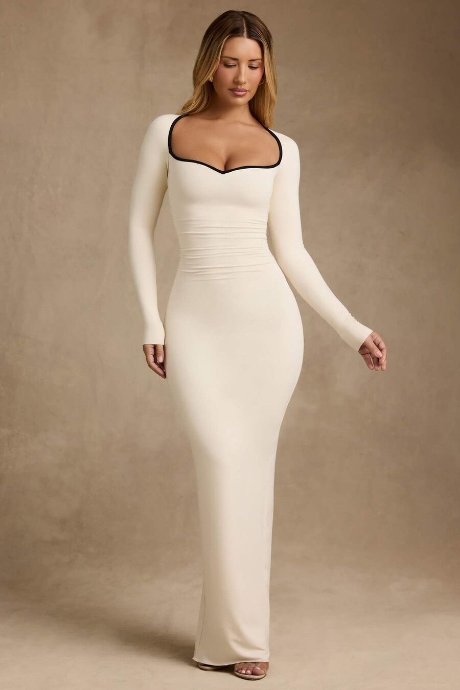 vestido longo modal com acabamento contrastante na cor marfim