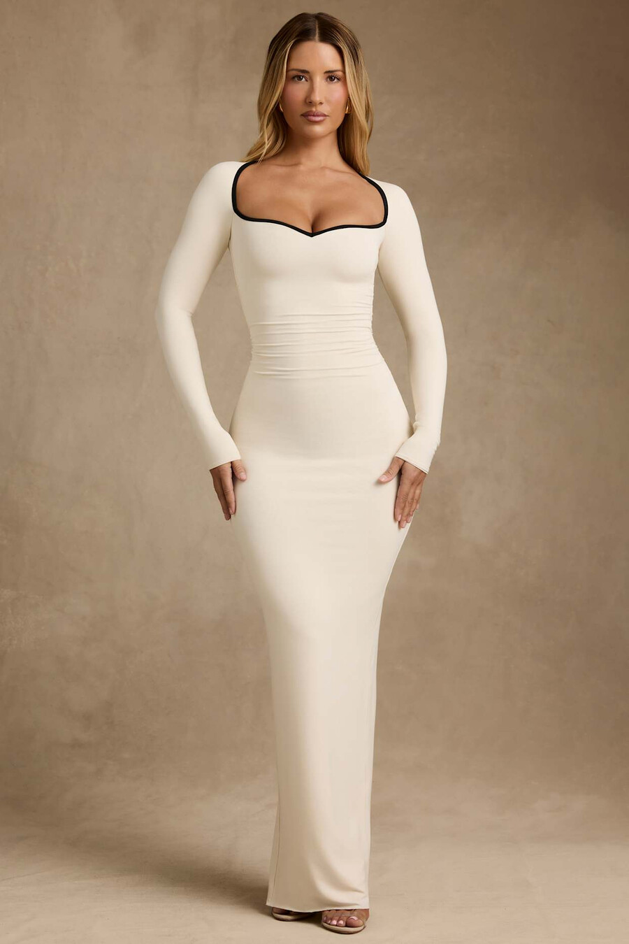 vestido longo modal com acabamento contrastante na cor marfim