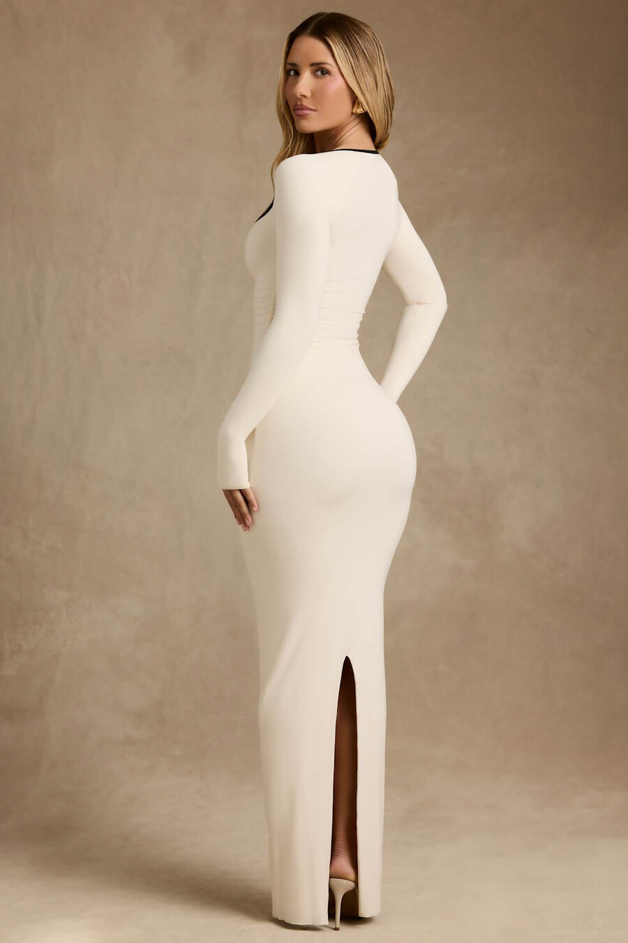 vestido longo modal com acabamento contrastante na cor marfim