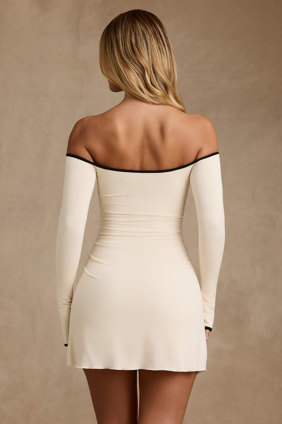 vestido curto evasê ombro a ombro em modal na cor marfim