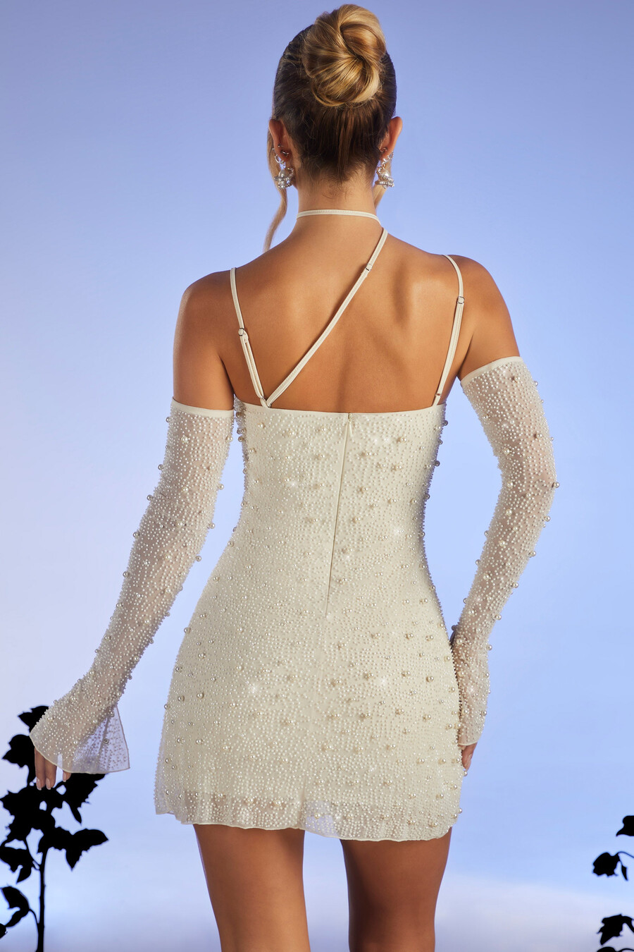vestido curto assimétrico com corpete bordado na cor marfim