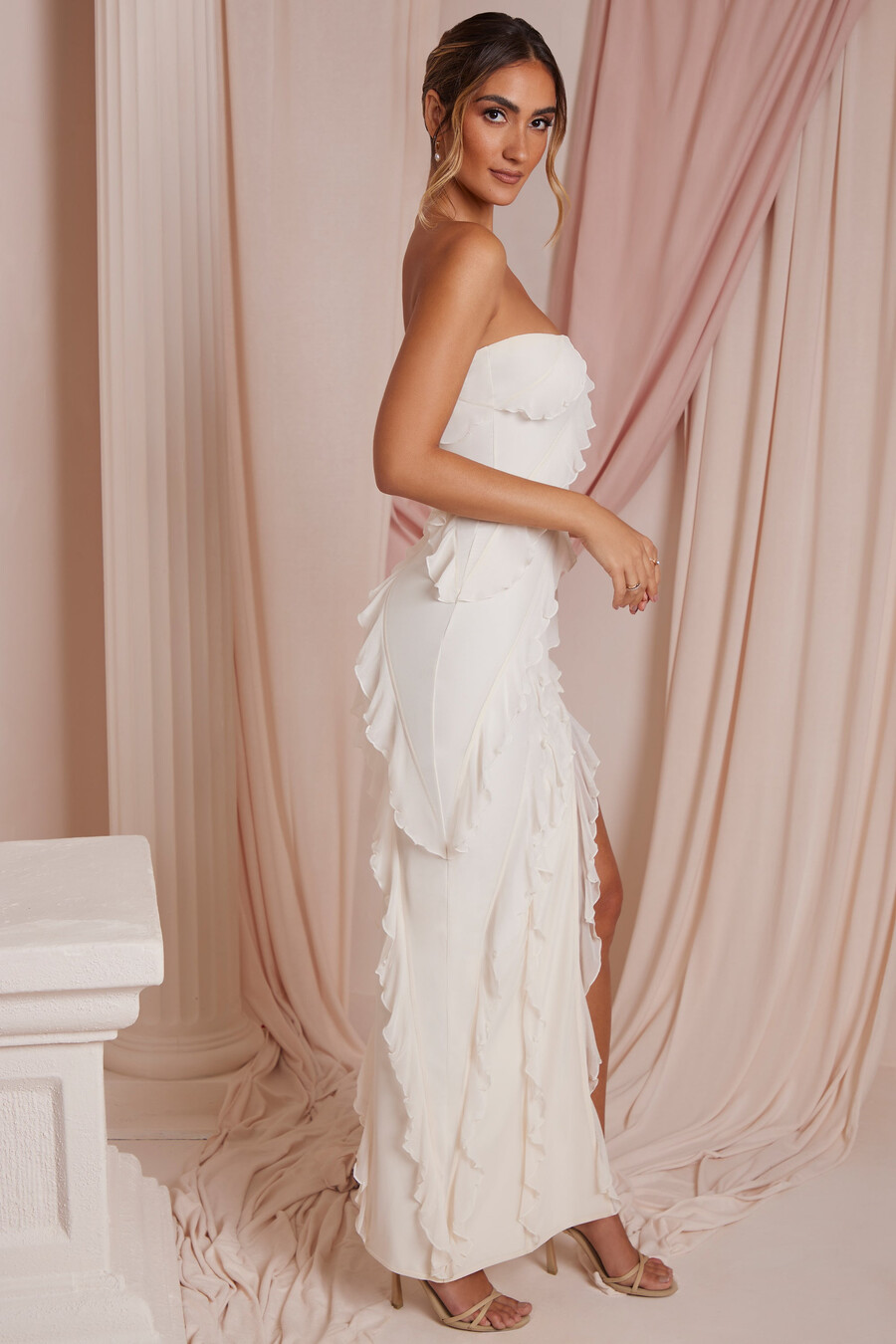 vestido longo bandeau com detalhe de babados na cor marfim