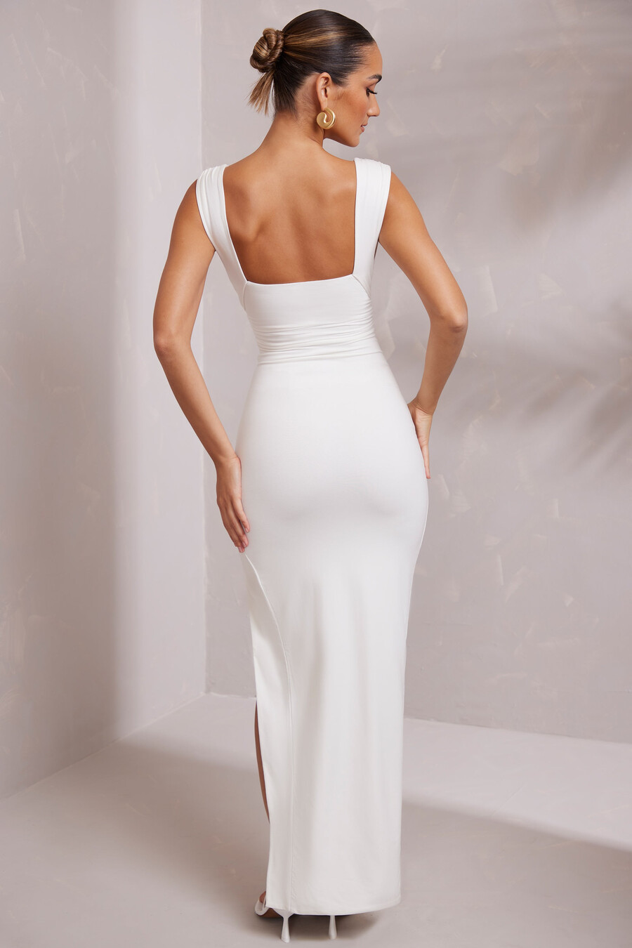 vestido longo branco com decote profundo e fenda alta.