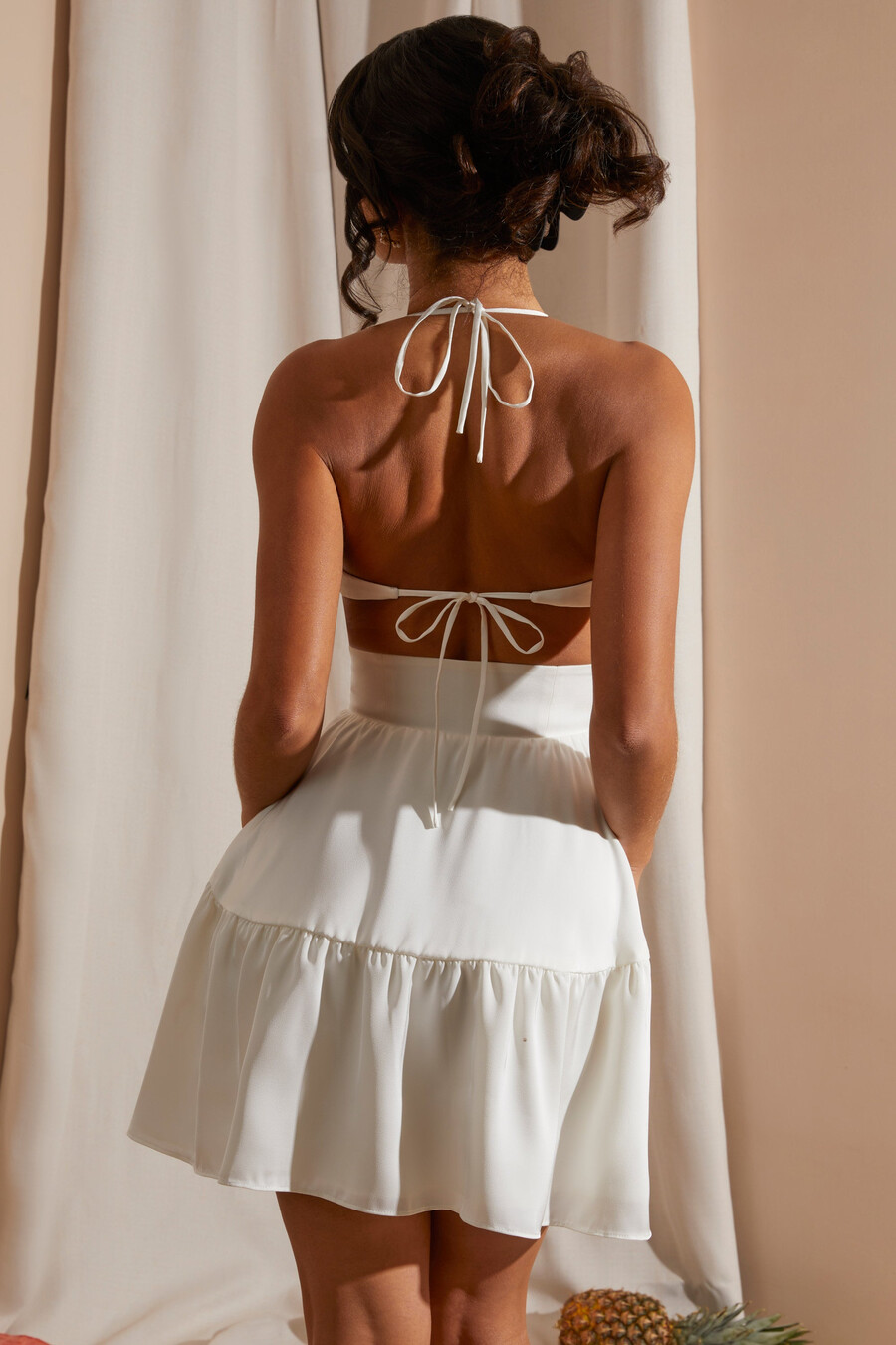vestido curto branco com decote halter e recortes