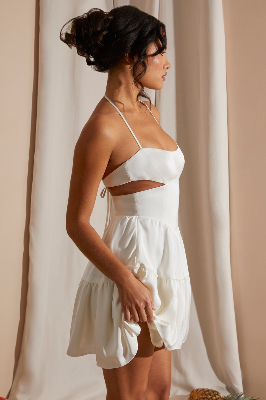 vestido curto branco com decote halter e recortes
