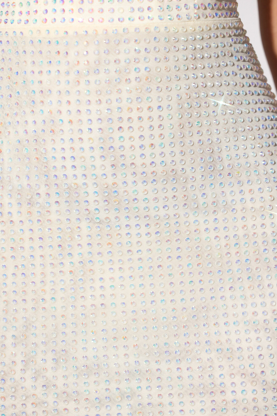 vestido curto com espartilho bordado na cor marfim