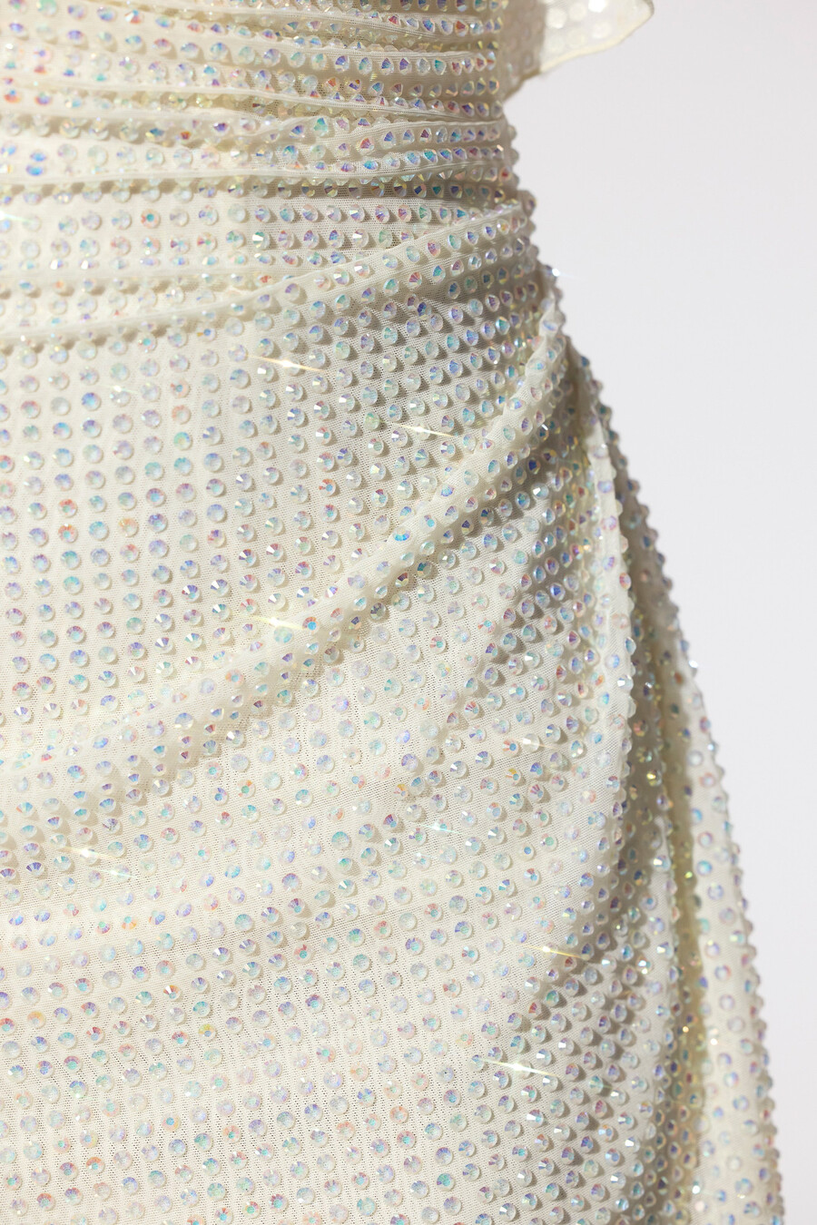 vestido curto estilo caftan com corpete bordado na cor marfim