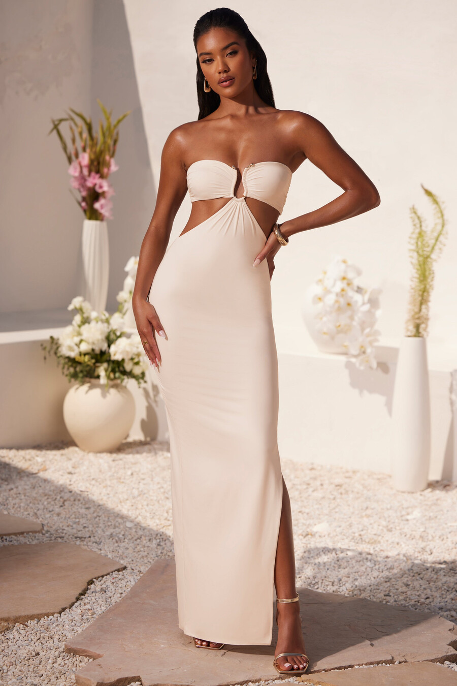 vestido longo bandeau com detalhe franzido em metal na cor marfim.