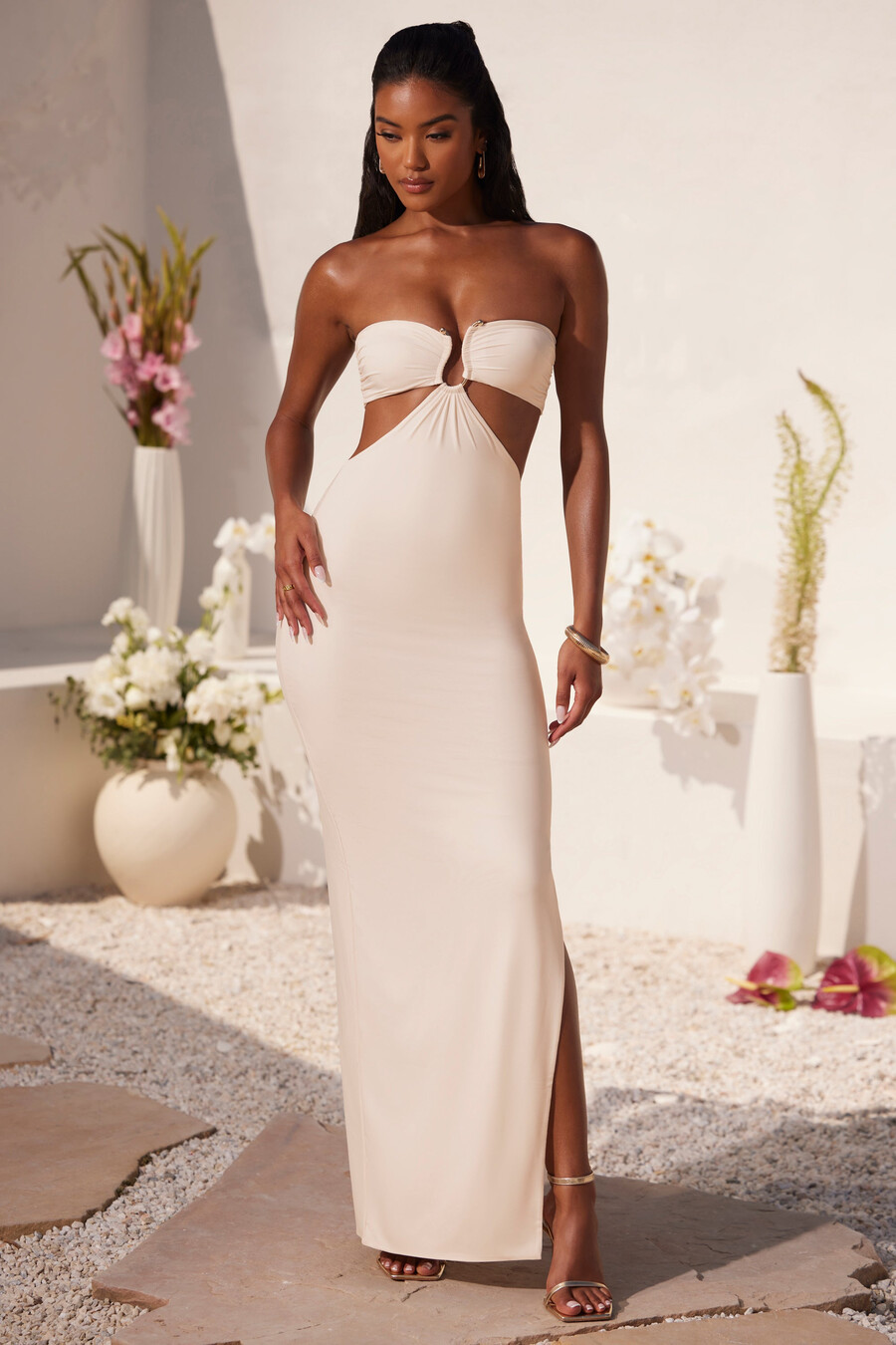 vestido longo bandeau com detalhe franzido em metal na cor marfim.