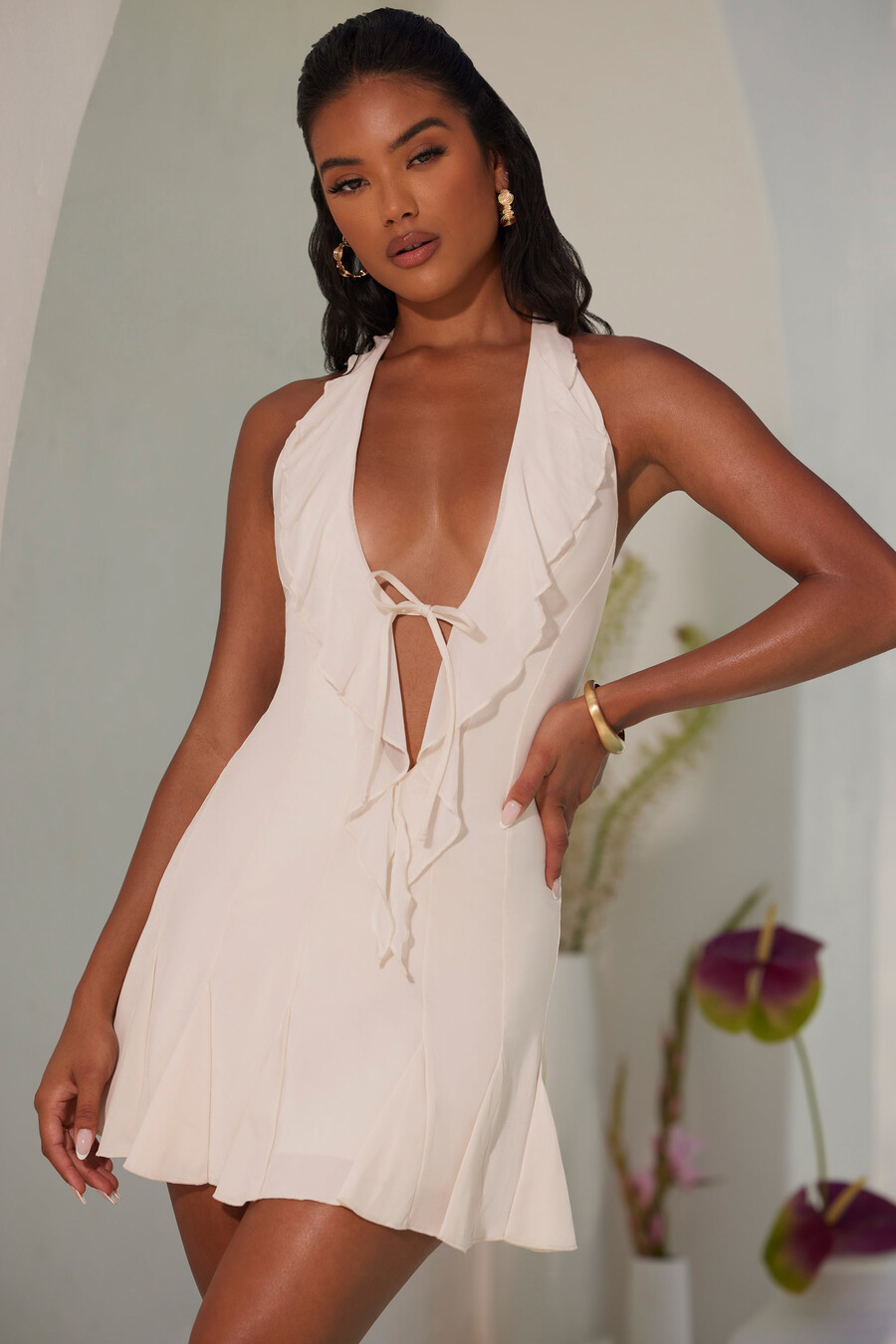 vestido curto evasê com babados e decote halter na cor marfim.