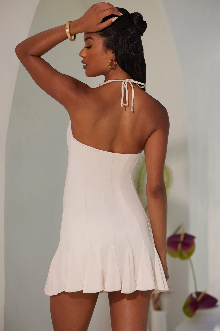 vestido curto evasê com babados e decote halter na cor marfim.