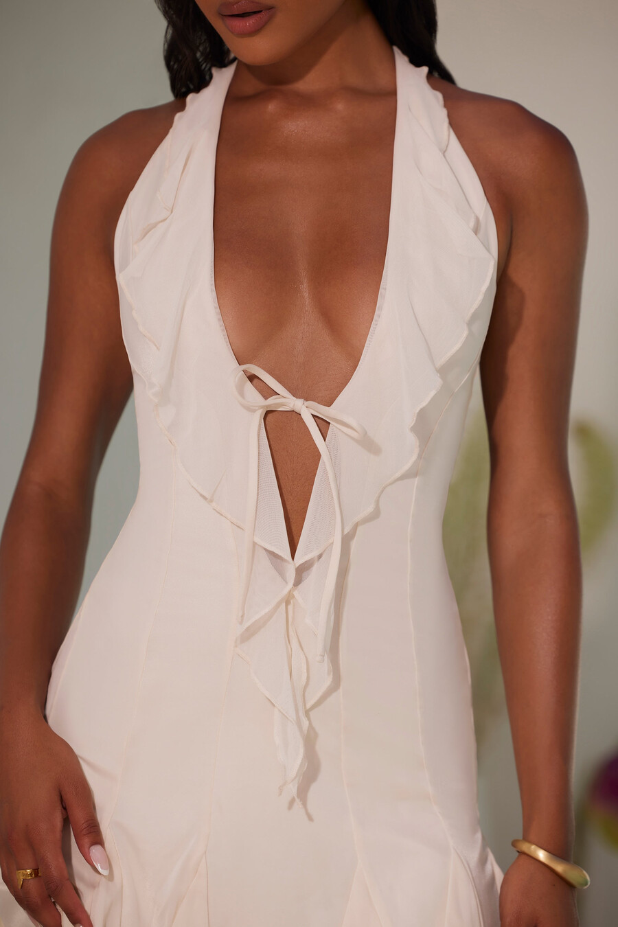 vestido curto evasê com babados e decote halter na cor marfim.