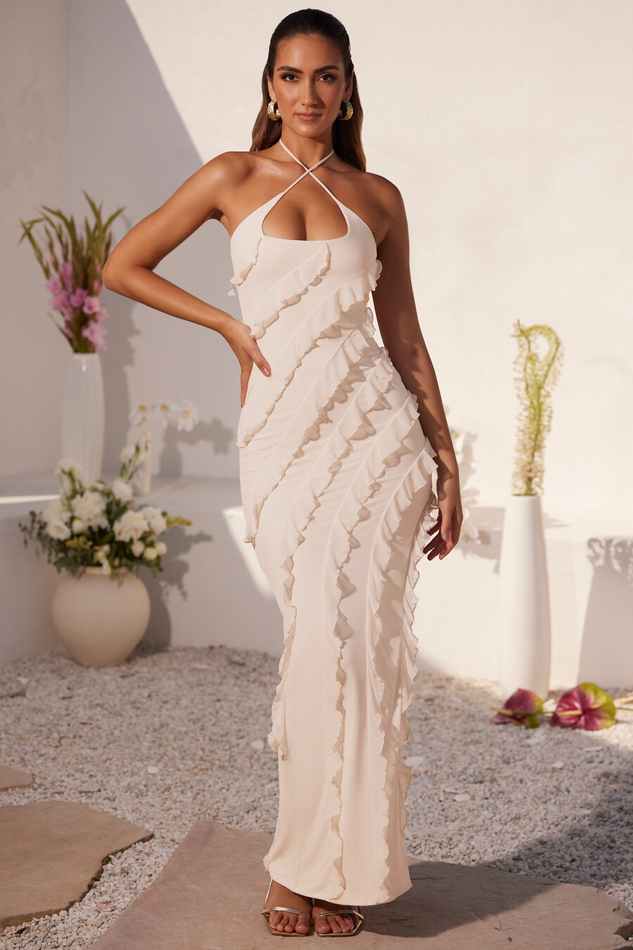 vestido longo com alças cruzadas e babados na cor marfim.