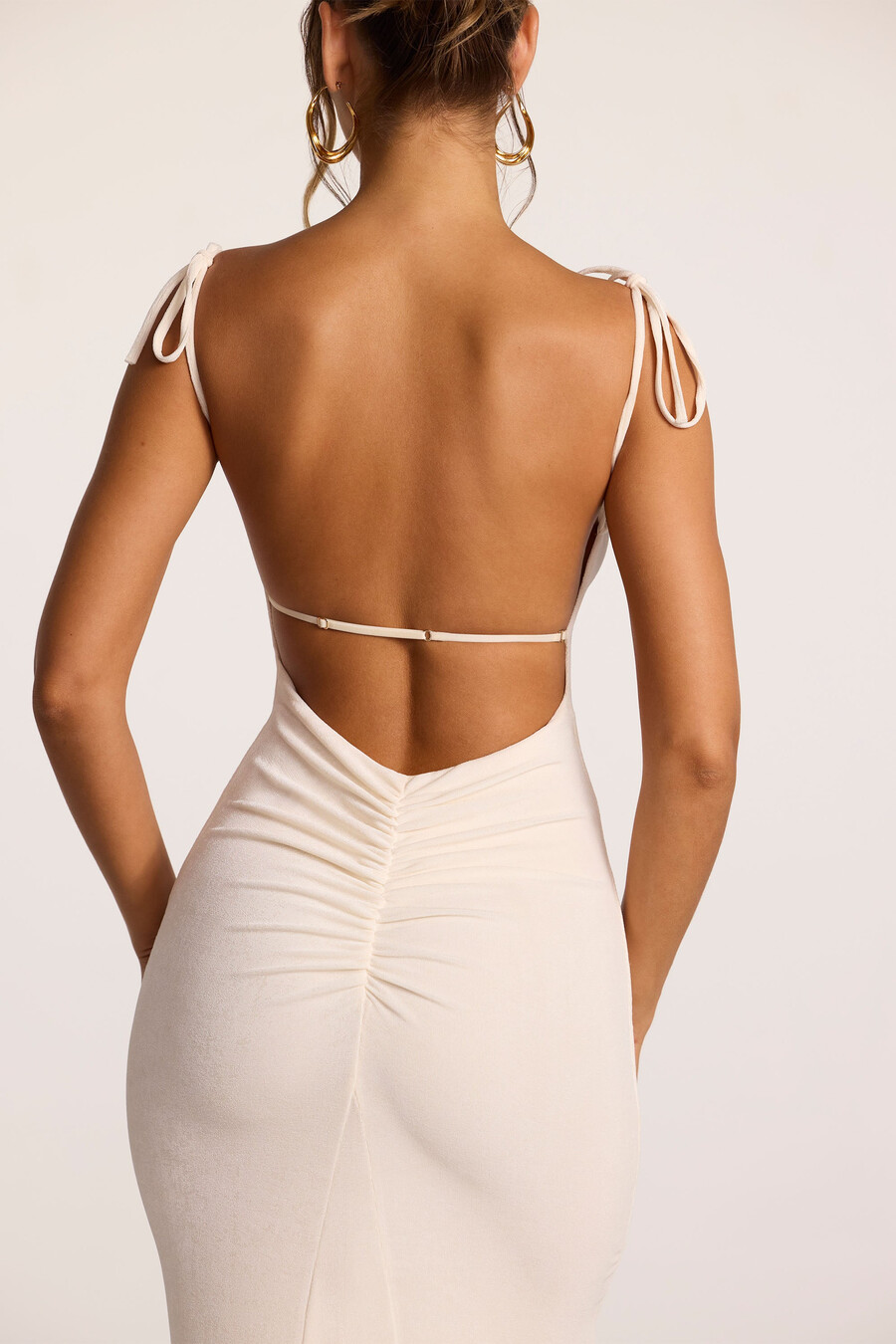 vestido longo texturizado em jérsei com costas abertas na cor marfim.