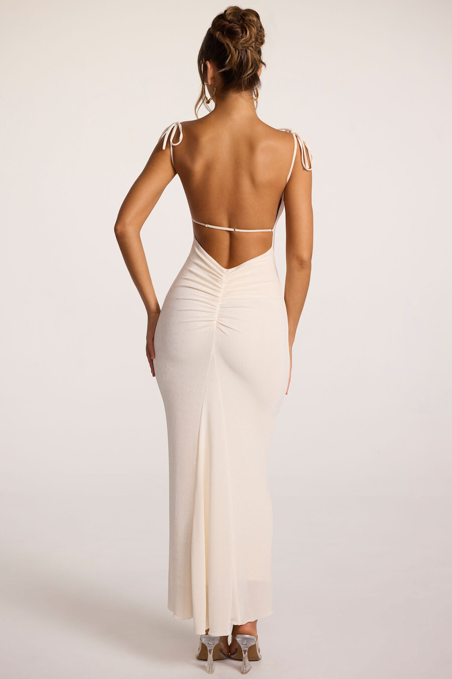 vestido longo texturizado em jérsei com costas abertas na cor marfim.