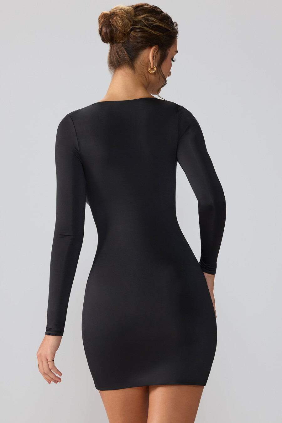 vestido curto de malha esvoaçante com mangas compridas e decote profundo na cor preta.