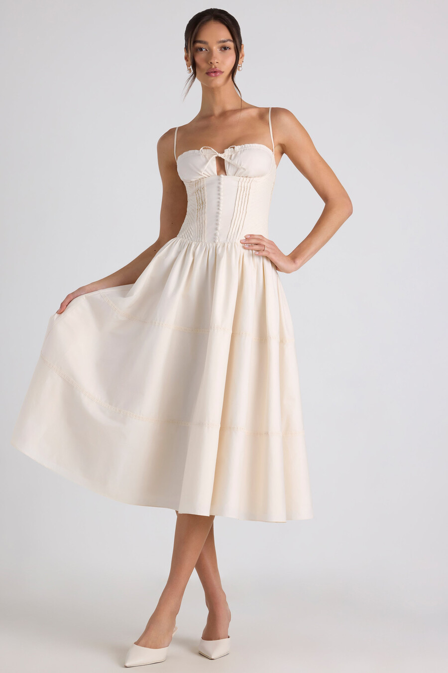 vestido midi de popeline marfim com detalhes em renda e pregas.