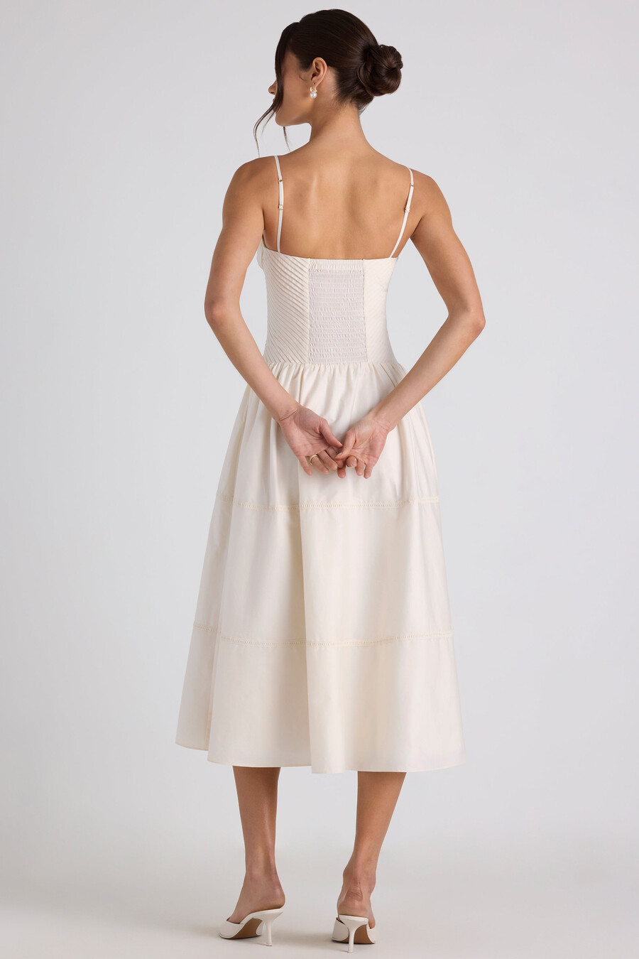 vestido midi de popeline marfim com detalhes em renda e pregas.