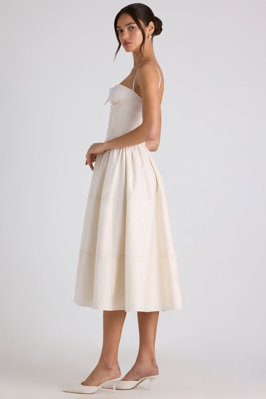 vestido midi de popeline marfim com detalhes em renda e pregas.