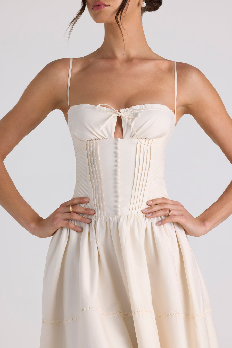 vestido midi de popeline marfim com detalhes em renda e pregas.