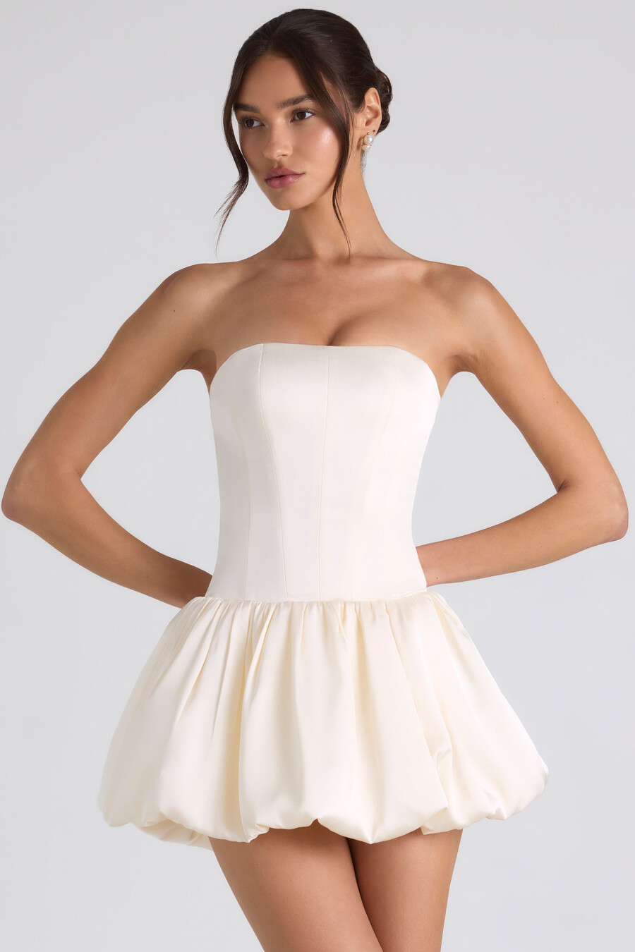 vestido curto estilo corset com barra balonê e amarração nas costas na cor marfim.