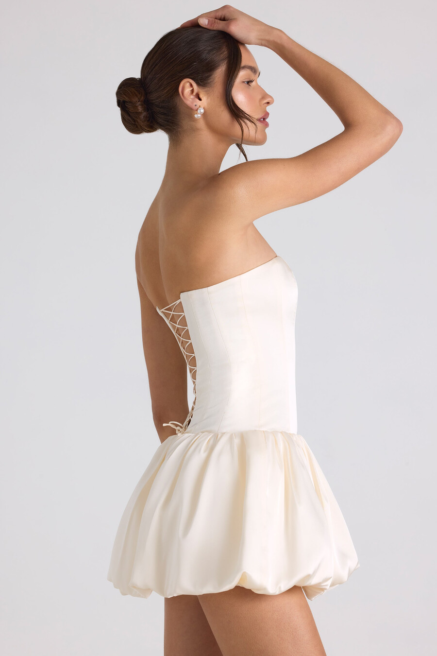 vestido curto estilo corset com barra balonê e amarração nas costas na cor marfim.