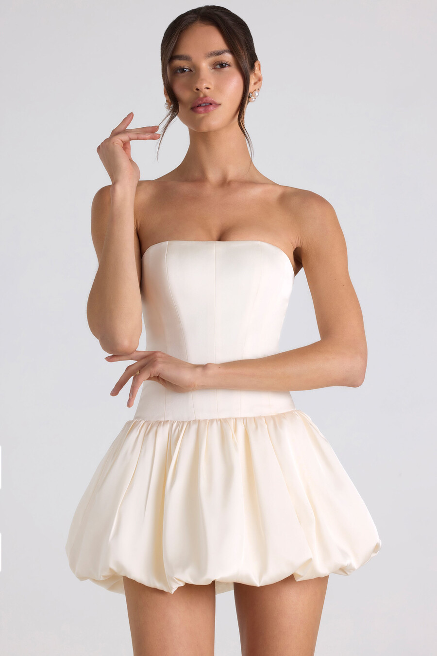 vestido curto estilo corset com barra balonê e amarração nas costas na cor marfim.