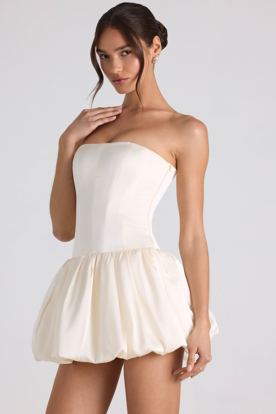 vestido curto estilo corset com barra balonê e amarração nas costas na cor marfim.